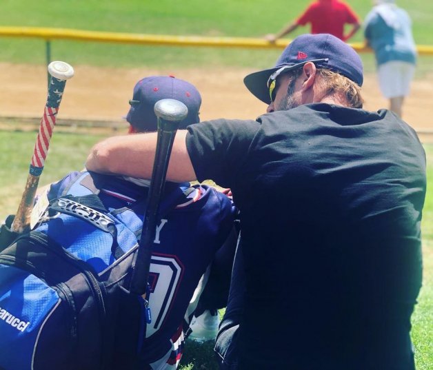 William Levy acude a los partidos de béisbol de su hijo.