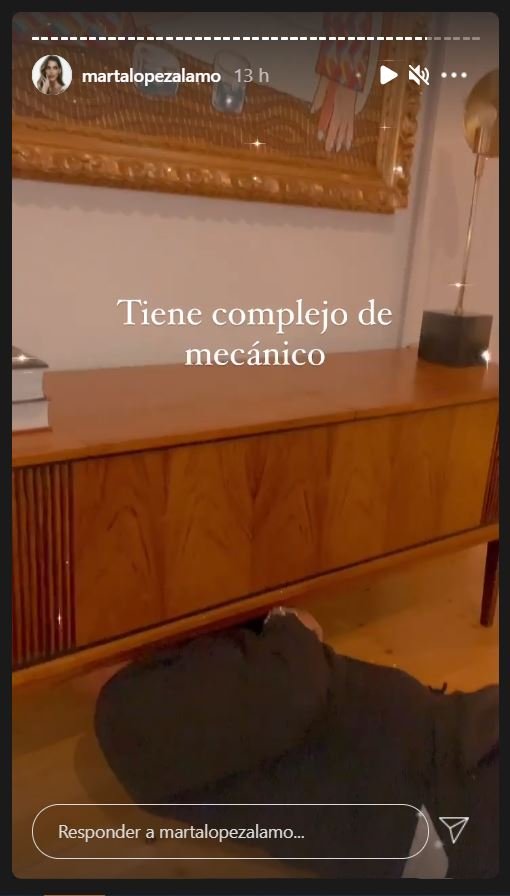 Kiko Matamoros arreglando un mueble en casa.