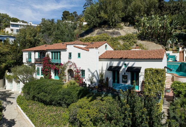 La residencia, de 400 metros cuadrados, es de estilo colonial español.