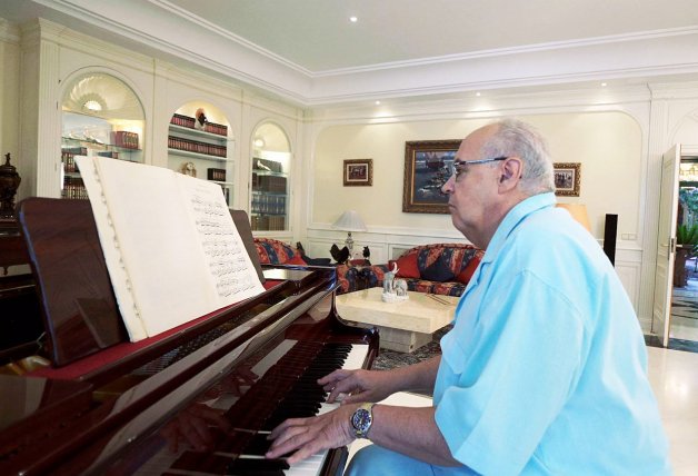 El piano es una de las grandes pasiones de productor, que tiene varios repartidos por toda su mansión.