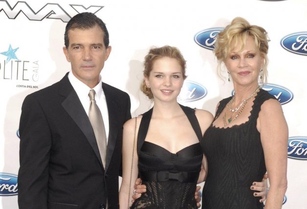 Stella del Carmen junto a sus padres, Antonio Banderas y Melanie Griffith.