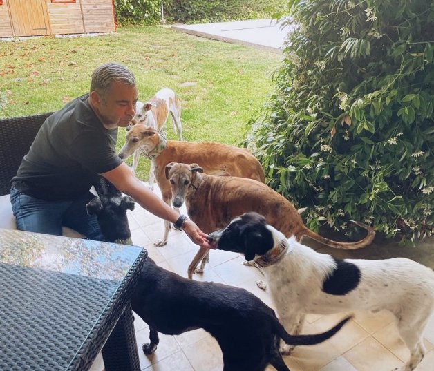 Jorge Javier comparte su casa con cinco perros.