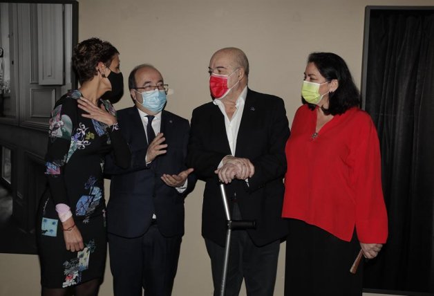 Resines y su mujer (de rojo) el día de la entrega de la Medalla de Oro.