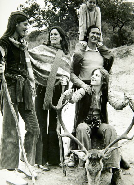 Miguel Bosé con sus padres y sus dos hermanas, Paola y Lucía.