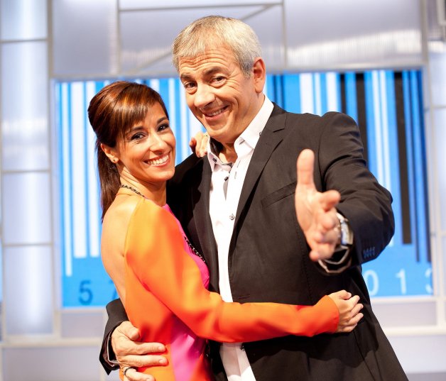 Adela, junto a Carlos Sobera en ETB.