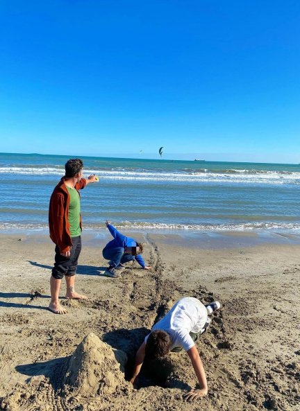 Nacho Palau, con sus hijos en la playa.