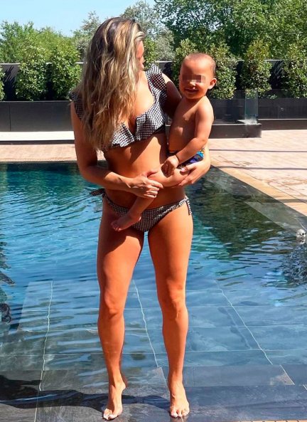 Lorena Gómez, junto a su bebé, en la piscina.