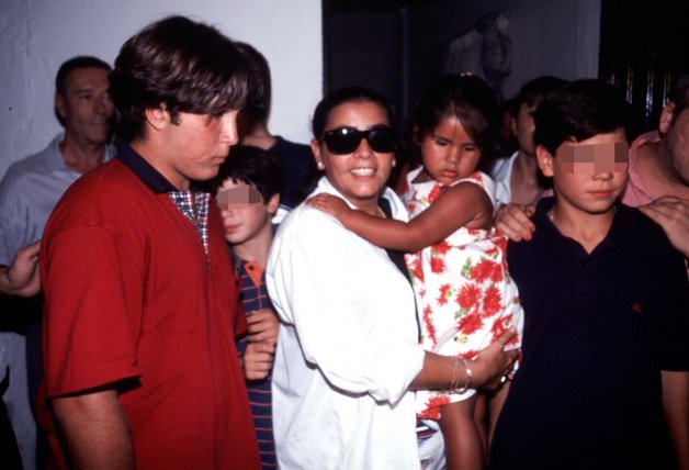 María del Monte con Kiko e Isa Pantoja, cuando eran unos niños.