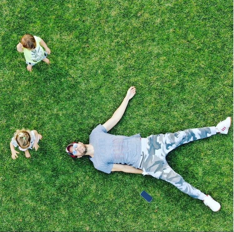 Enrique Iglesias y dos de sus hijos vistos desde el aire. La paternidad deja exhausto a cualquiera.