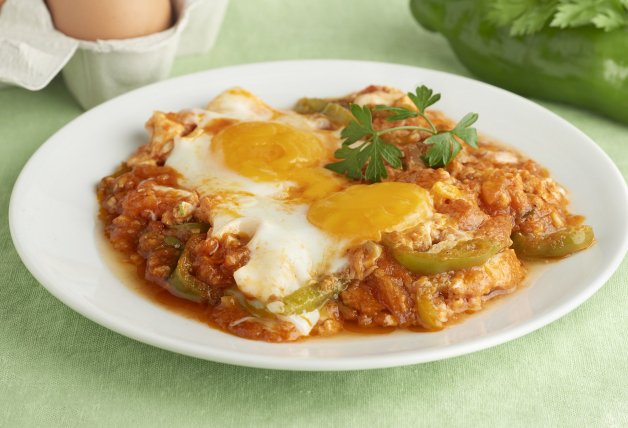 Cazuela de huevos con tomate