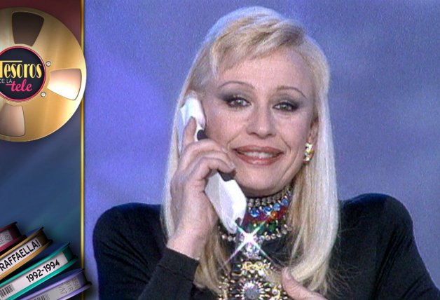 La presentadora con su famoso teléfono en "Hola Raffaella!".