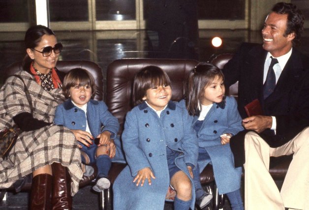 Isabel y Julio con Enrique, Julio José y Chabeli cuando eran pequeños.