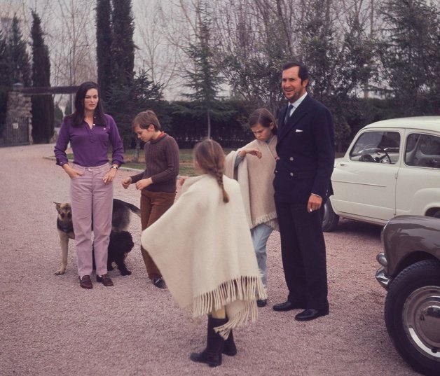 Lucía Bosé y Luis Miguel Dominguín, poco antes de separarse, con sus tres hijos, Miguel, Lucía y Paola, en el chalet de Somosaguas.