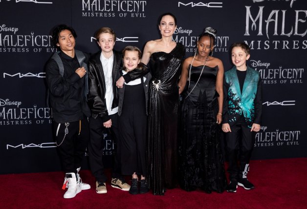 Angelina Jolie con cinco de sus seis hijos.