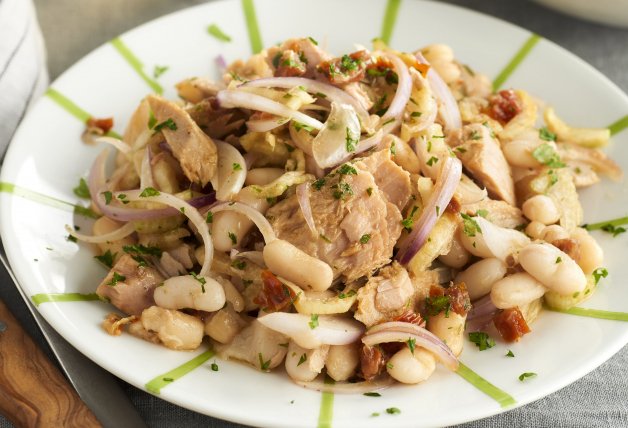 Ensalada de alubias con ventresca de bonito en conserva.