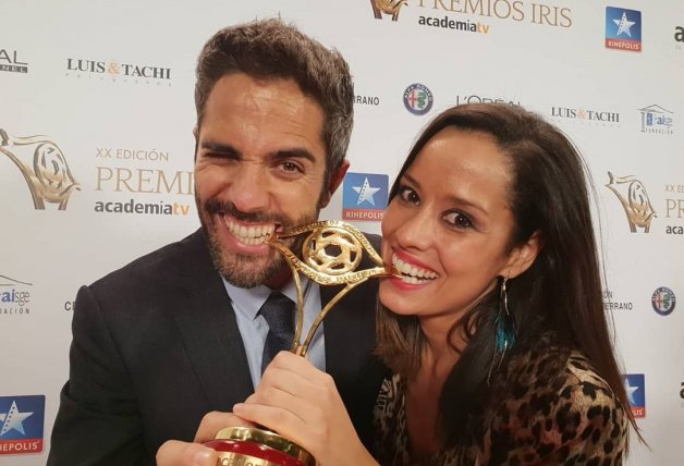 Así celebraron Roberto Leal y Sara Rubio el premio Iris del presentador.