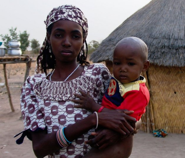 Una mujer junto a su hijo, en Wodaabe, Nigeria.