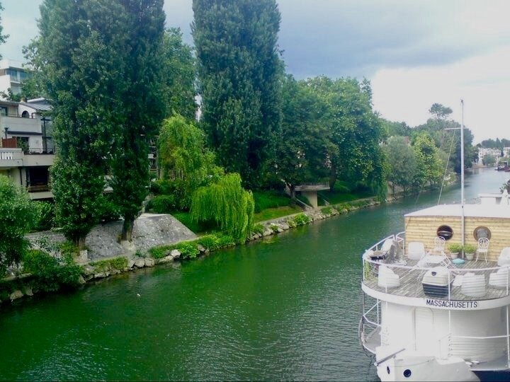 El barrio está al lado del río Sena.