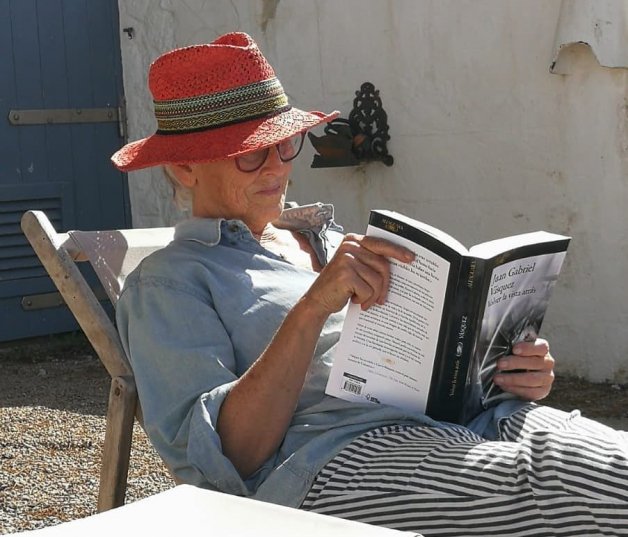 Mercedes Milá, leyendo un libro al sol.