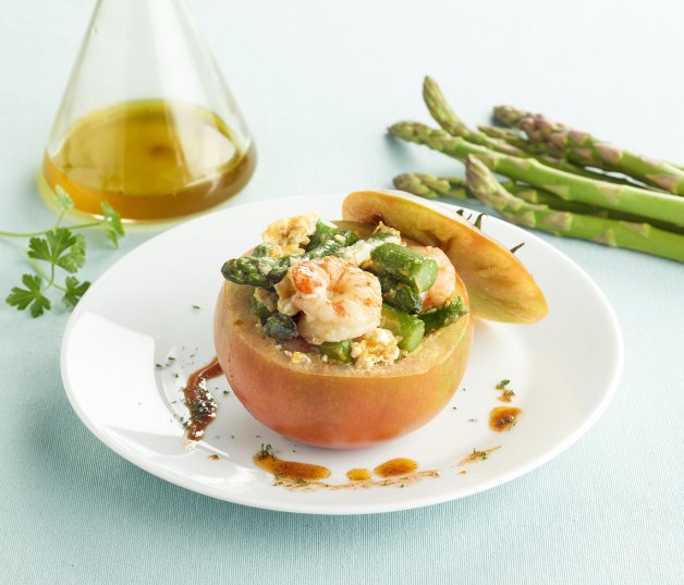 Tomates rellenos de revuelto de espárragos