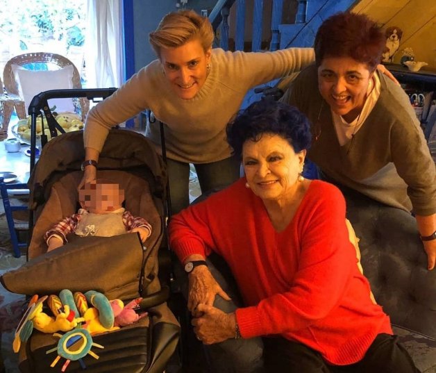 Lucía Bosé, Tuana Llorente y María Zurita con su pequeño Carlos.