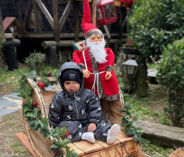 René Jr, el hijo de Lorena Gómez, posa con Papá Noel (@lorenagomez_).