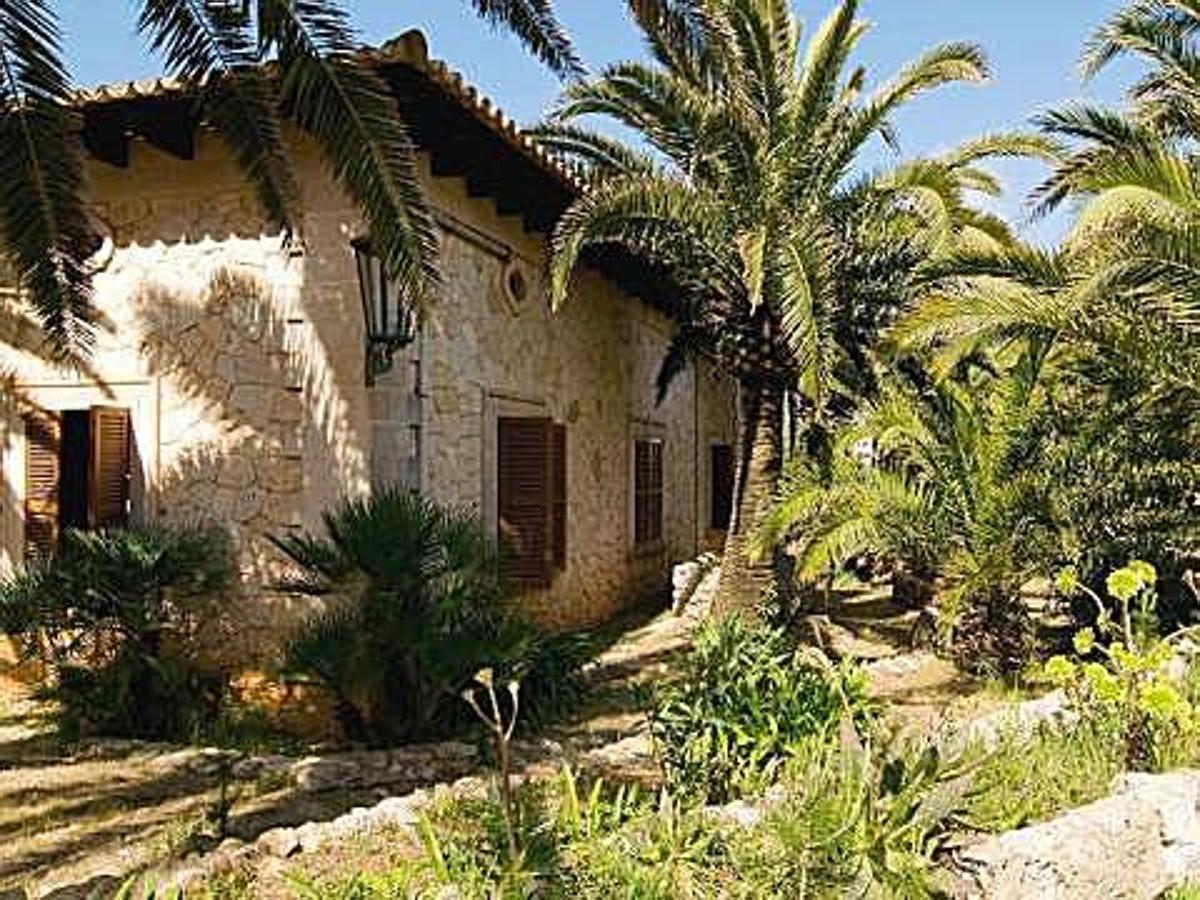 Rafa vive en una bonita casa de piedra junto a su mujer, Mery Perelló.