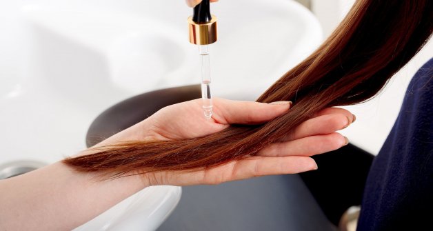 Aplicar aceites capilares para domar el cabello.