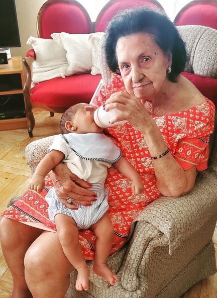 Miki con su bisabuela (Fuente: Intagram @migueltorres)