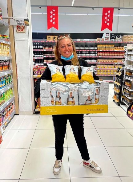 La madrileña, posando orgullosa con las patatas fritas de su marca, Sabores de la Esteban.