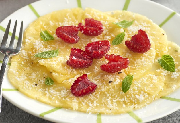 Carpaccio de piña con coco rallado