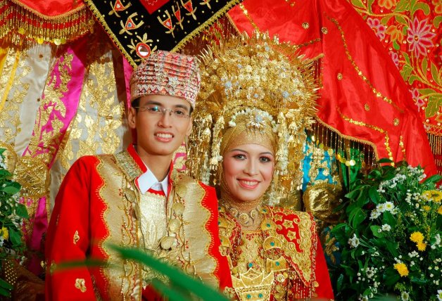 En Minangkabau el hombre es quien se muda a casa de la esposa.