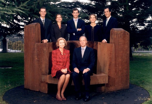 La familia real, en un retrato oficial en los años 90, antes de todos los escándalos.