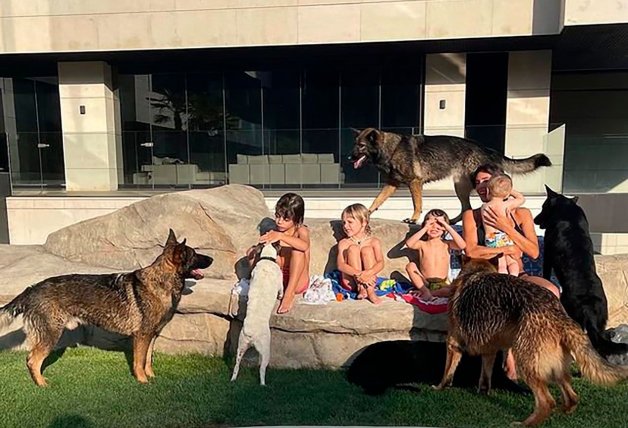 Con siete perros, algunos de ellos adoptados, y cuatro niños pequeños, el matrimonio va a estar más que entretenido en su nueva vida en la ciudad de París.