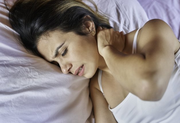 Una mala postura al dormir puede provocarnos una contractura.
