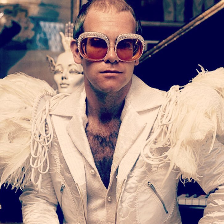 Elton John vivió una época de excesos.
