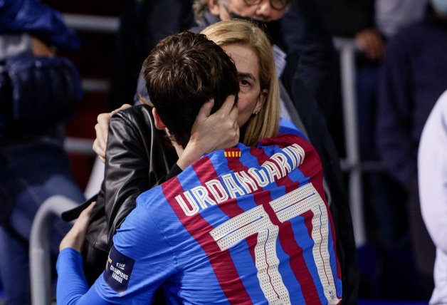 Ver a su hijo Pablo cumplir su sueño de jugar su primer partido internacional con el Barça ha emocionado a la infanta Cristina.