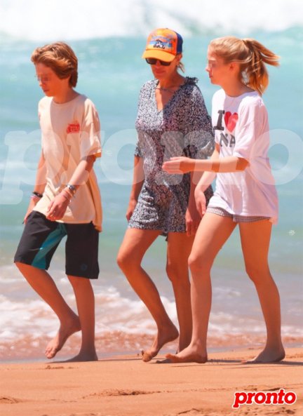 Julia pasea por la orilla de la playa con sus hijos, Hazel, de 17 años, y el pequeño Henry, de 14.