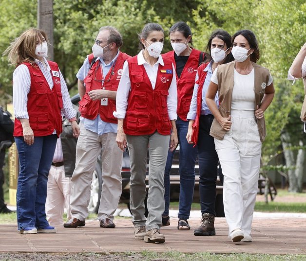 En su visita a Paraguay, Letizia no se quitó el chaleco de la Agencia Española de Cooperación al Desarrollo para apoyar el maravilloso trabajo que se hace allí.