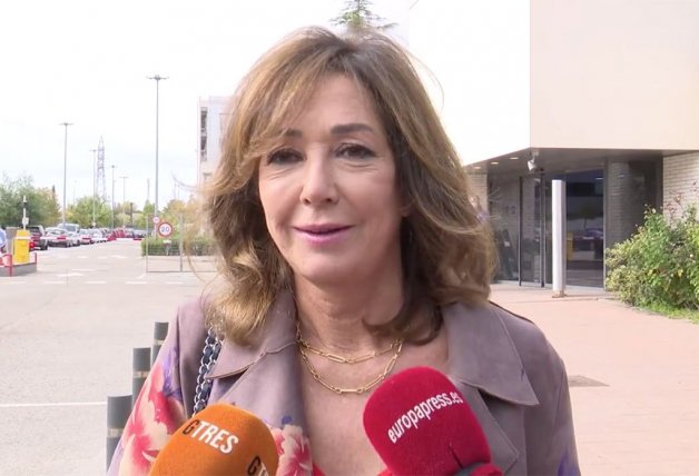 Tras su preocupante anuncio, Ana Rosa atendió a los medios de comunicación con una sonrisa.