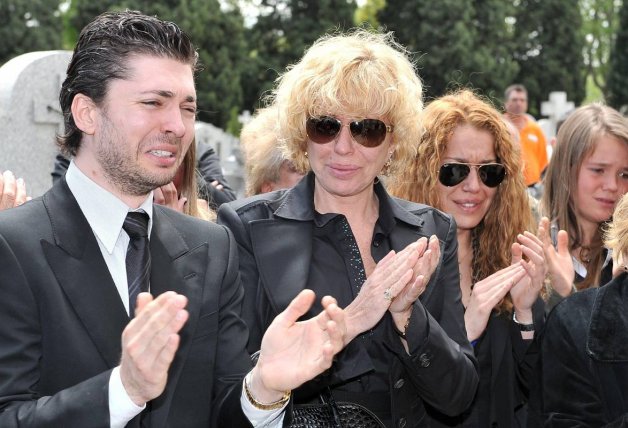 Ángel y Sofía, junto a su madre, en el funeral de su padre (2010).