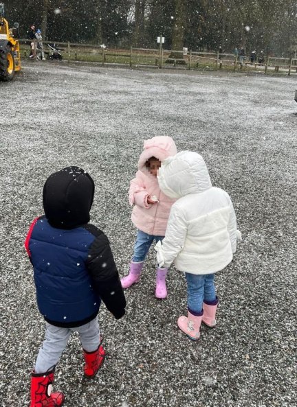 Los pequeños de la casa jugando con la nieve (@georginagio).