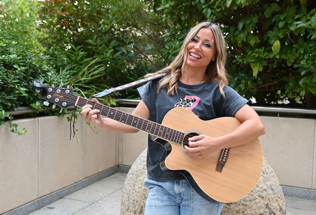 Verónica Romero sigue componiendo y este verano lanzó una línea de zapatos.