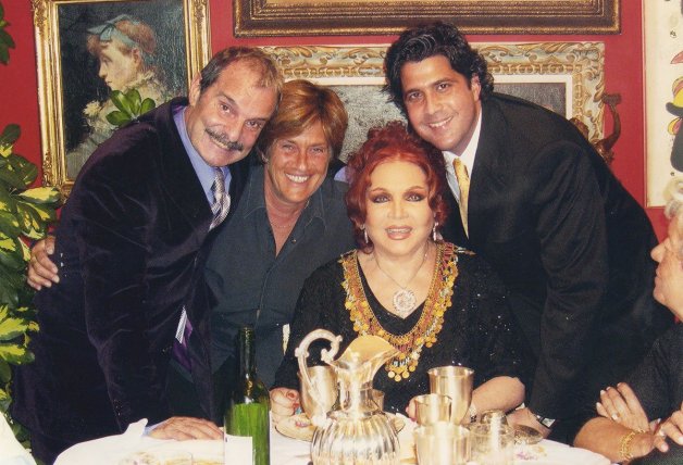 Mariñas con Chelo García-Cortés, Sara Montiel y el marido de ésta, Tony.