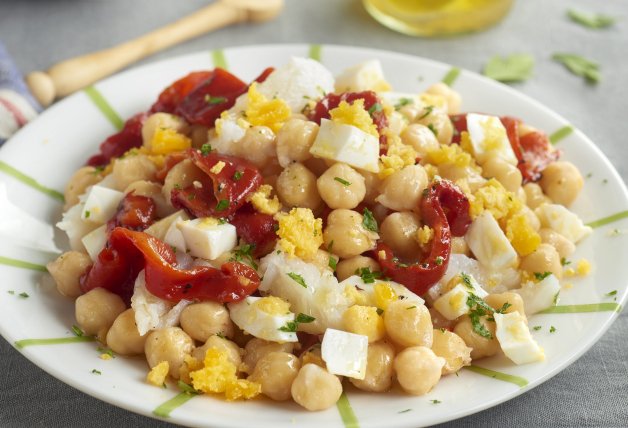 Receta de ensalada de garbanzos con bacalao y pimientos asados.