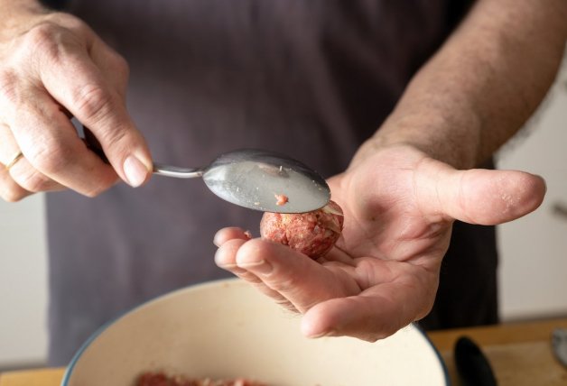 La carne tiene que reposar en la nevera para que agarre todo el sabor