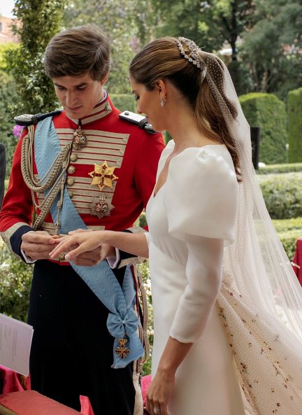 Los novios durante el intercambio de anillos.