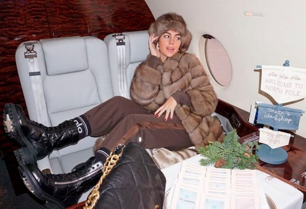 A Georgina le encanta lucir ropa y complementos caros. Arriba, en el jet privado del futbolista las Navidades pasadas.