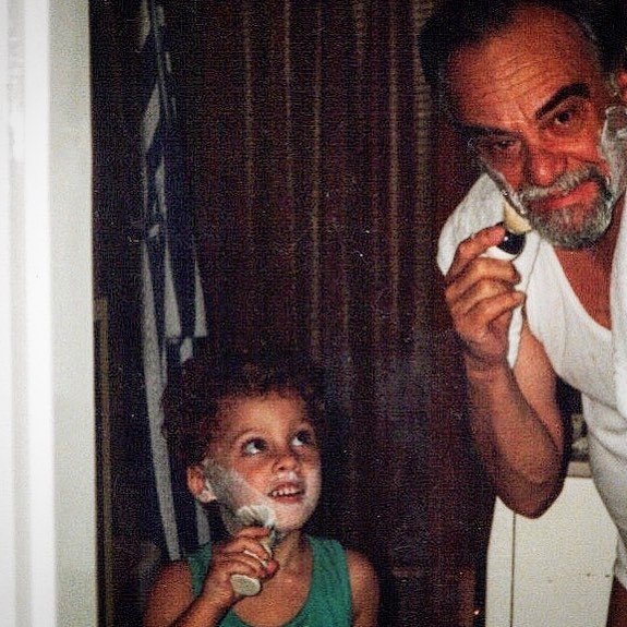 El actor compartió esta simpática foto de pequeño con su abuelo.