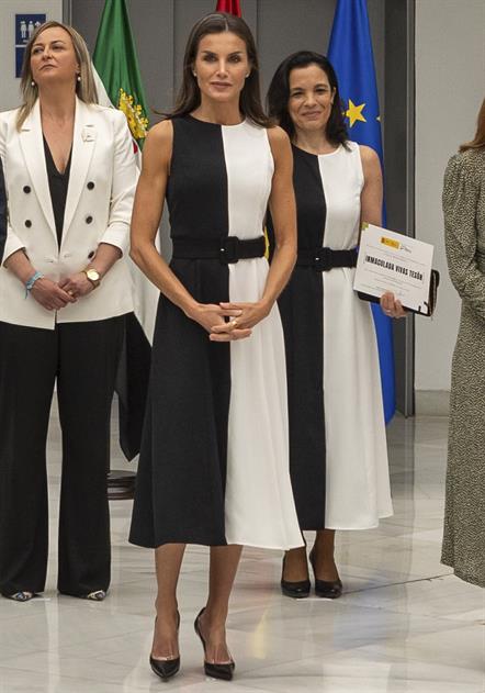 La Reina Letizia luce un vestido de 50 euros de una conocida marca.